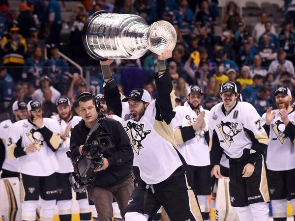 Sieg im Stanley Cup: Matt Cullen von den Pittsburgh Penguins mit der begehrten Trophäe