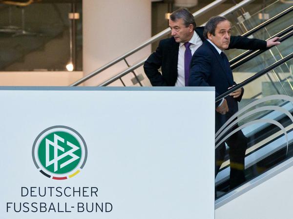 Auf gleichem Wege? Im Rahmen der Vergabe der Weltmeisterschaft 2006 scheint nun auch der DFB in den Fifa-Skandal hineingezogen zu werden.