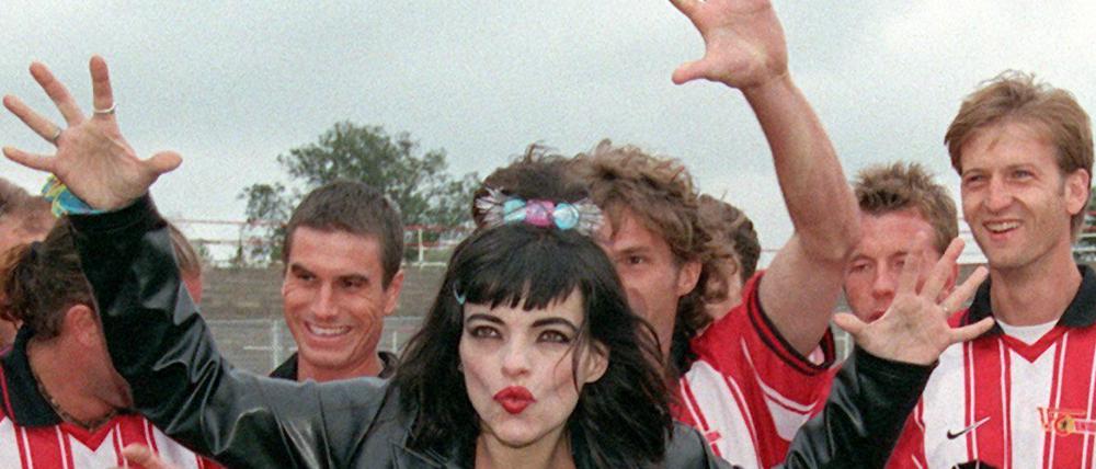 "Ick bin die Nina". Die Pop-Sängerin Nina Hagen posiert am 24. August 1998 zusammen mit den Spielern des Fußball-Regionalligisten.