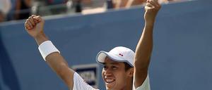 Ein Japaner im Glück. Kei Nishikori feiert seinen Viersatzsieg über Novak Djokovic.