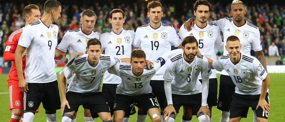 Haben gut lachen: Die deutsche Nationalelf führt im zweiten Monat in Folge die FIFA-Weltrangliste an. Trotzdem muss die Mannschaft in der Gruppenphase starke Gegner wie England oder Spanien fürchten.
