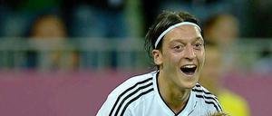 Und er so: Strahl! Am Freitag feierte Mesut Özil mit Marco Reus den Sieg gegen Griechenland. Heute ist er in der DFB-Pressekonferenz zu Gast.