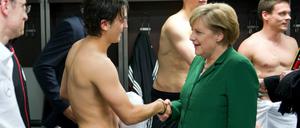 Shakehands: Mesut Özil und Bundeskanzlerin Angela Merkel.