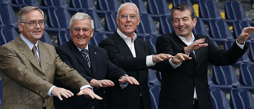 Kleine Jubelwelle. Horst R. Schmidt, Theo Zwanziger, Franz Beckenbauer und Wolfgang Niersbach (v.l.) im Jahr 2006.
