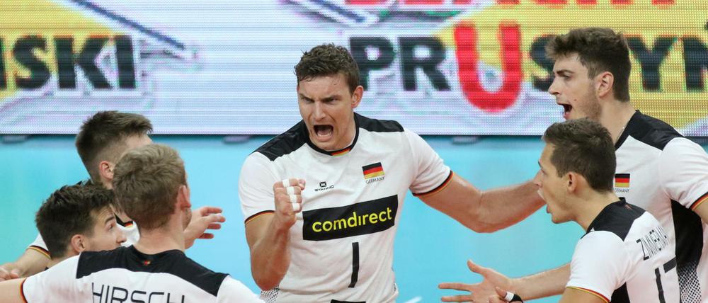 Im dritten Spiel gewannen die deutschen Männer erstmals bei der Volleyball-EM und haben damit weiter Chancen auf den Einzug in die nächste Runde. 