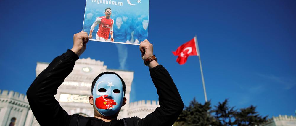 Vorbild Özil. Ein Uigure hält in Istanbul bei einer Demonstration gegen China ein Foto des Arsenal-Profis in die Höhe. 