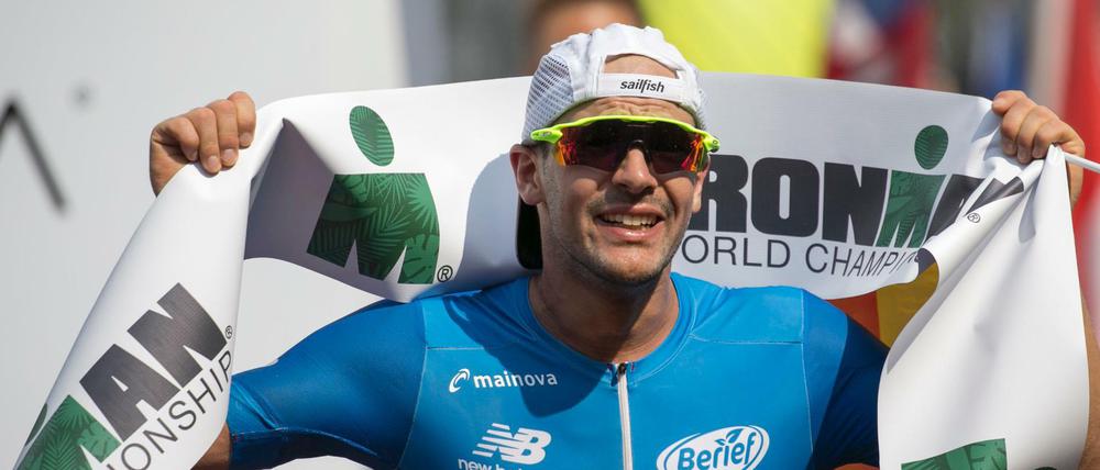 Sieger in Rekordzeit: Patrick Lange feiert den gewinn der Ironman-Weltmeisterschaft auf Hawaii. 