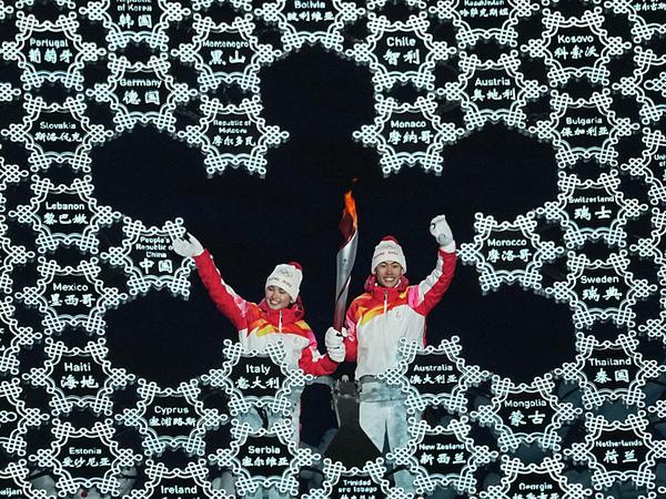 Die chinesischen Olympioniken Zhao Jiawen (r.) und Dinigeer Yilamujiang, eine Uigurin, tragen die Fackel.