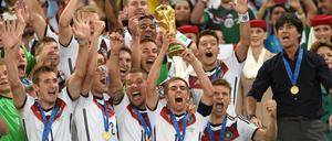 Eines wird auch bei der WM 2026 wie bei 2014 ablaufen: Der Weltmeister bekommt am Ende den Pokal (hier Philipp Lahm). 