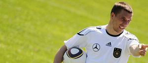 "Die nächste Frage." Lukas Podolski steht heute bei der Pressekonferenz des DFB Rede und Antwort.