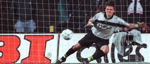 Ausgeguckt. Bremens Torhüter Frank Rost (r.) hält im Pokalfinale 1999 den entscheidenden Elfmeter von Bayerns Lothar Matthäus.