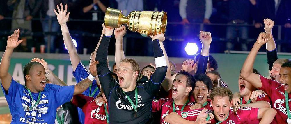 Schalke feiert den fünften Pokalsieg. Für Torwart Manuel Neuer ein ganz besonderer Triumph, war es doch sein wohl letztes Spiel für seinen Jugendverein.