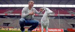 Lukas Podolski und der Geißbock. Im Herzen nimmt er ihn mit nach London.