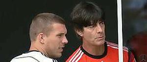 Zwei halten zusammen. Lukas Podolski bleibt Nationalspieler unter Joachim Löw.