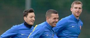 Ein Team. Lukas Podolski (Mitte) soll auch weiterhin mit seinen Landsleuten Mesut Özil und Per Mertesacker für den FC Arsenal spielen. 