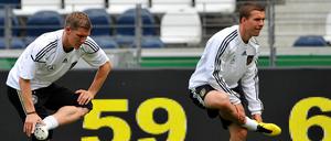 Beine der Nation. Bastian Schweinsteiger (links) und Lukas Podolski dehnen sich für ihren ersten WM-Auftritt am heutigen Sonntag. 