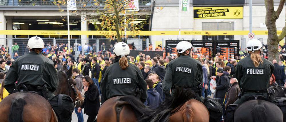 Die Polizei zeigte zuletzt beim Derby Dortmund - Schalke Präsenz. Das wird an diesem Bundesliga-Spieltag in einem noch viel größeren Ausmaß wieder der Fall sein.