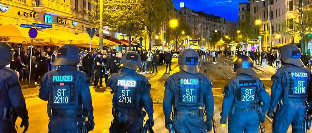 Polizisten stehen in Magdeburg alkoholisierten Fußballfans gegenüber - wie schon bei der Aufstiegsfeier 2018.