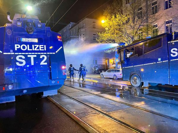 Ein Wasserwerfereinsatz der Polizei drängte die Fußballfans in Magdeburg Richtung Nord ab.
