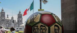 Nomen est omen? 64 Fußbälle stehen in Mexiko-Stadt am Paseo de la Reforma, dem Reformboulevard.