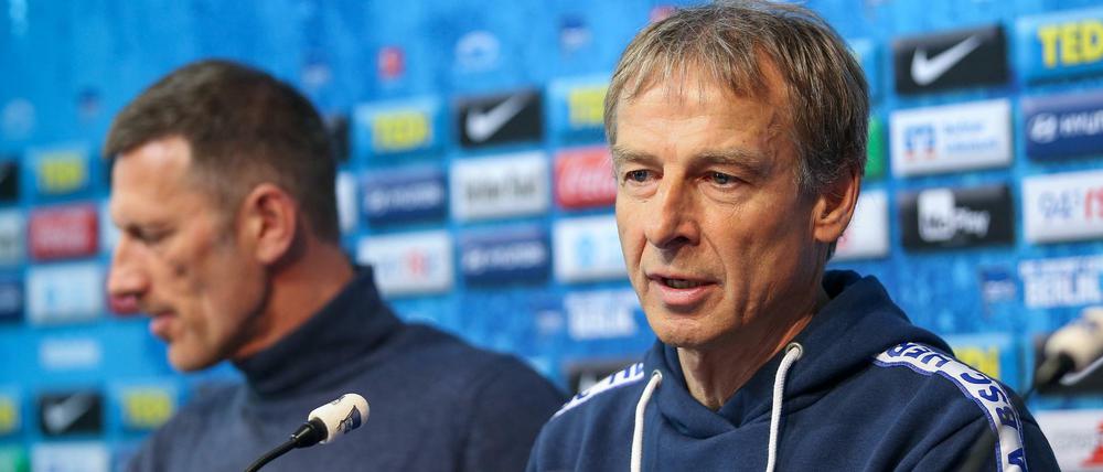 Jürgen Klinsmann (r) traut seiner Mannschaft durchaus etwas zu gegen den FC Bayern München.