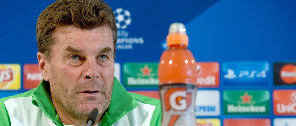 Dieter Hecking, der Trainer des VfL Wolfsburg, warnt vor ZSKA Moskau: "Das ist eine Mannschaft, die schlägt man nicht mal eben mit links."