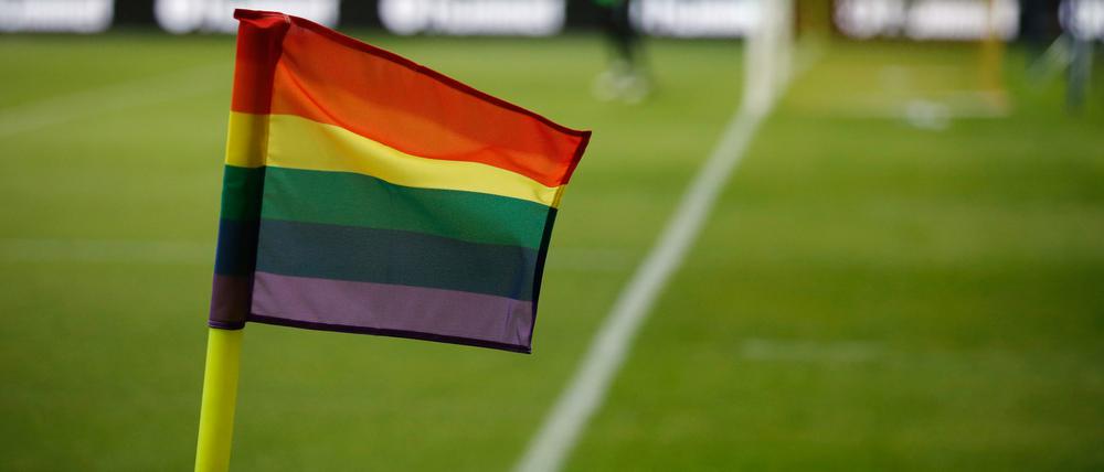Bei der WM 2022 in Katar sollen Regenbogenflaggen respektiert werden, dabei werden queere Personen weiterhin diskriminiert.