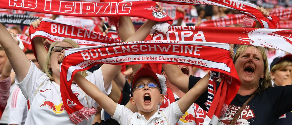 Fans von RB Leipzig. Auch in der kommenden Saison dürften die Anhänger viel Grund zum Jubeln haben.