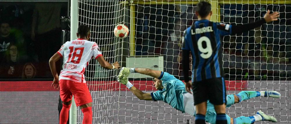 Christopher Nkunku hat RB Leipzig im ohrenbetäubend lauten Fußball-Tempel von Atalanta Bergamo in das erste Europa-League-Halbfinale der Clubgeschichte geschossen.