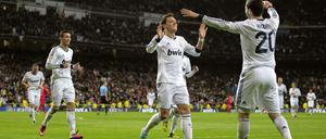 Starjubel. Real Madrid's argentinischer Angreifer Gonzalo Higuain (r.) feiert sein Tor mit Mesut Özil (Mitte).
