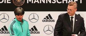 DFB-Präsident Reinhard Grindel (r) und Bundestrainer Joachim Löw stehen nach dem Rücktritt von Mesut Özil unter Erklärungsdruck.