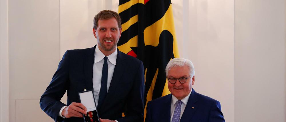 Großer Ehre für großen Sportler: Dirk Nowitzki erhielt das Bundesverdienstkreuz aus den Händen von Frank-Walter Steinmeier.