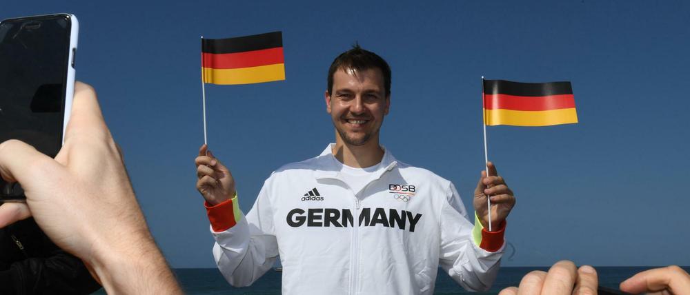Übt schon mal im Kleinen. Timo Boll wird für das deutsche Team die Fahne tragen.