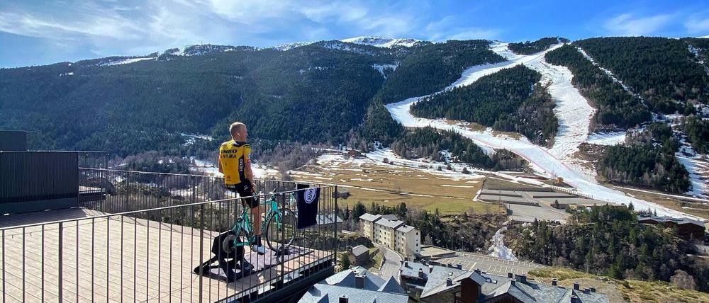 Über den Dächern des 600-Seelen-Dorfs El Tarter in Andorra: Rad-Profi Robert Gesink durfte im März letzten Jahres nur auf dem Balkon trainieren. 