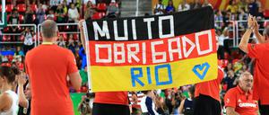 Vielen Dank, Rio! Das Rollstuhlbasketballteam Deutschland (GER) der Frauen, das mit 45-62 die Silbermedaille im Finale gegen die USA (Gold) gewonnen hat, freut sich im Olympic-Park bei den Paralympics Rio 2016 in Rio de Janeiro, Brasilien, über Erfolg und Stimmung.