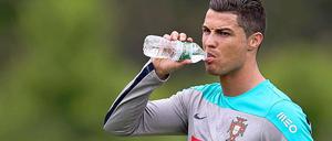 Schluck aus der Flasche. Portugals Superstar Cristiano Ronaldo im Trainingslager.