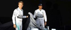Ziehung 1 aus 2. Die Mercedes-Piloten Nico Rosberg (l.) und Lewis Hamilton bei der Vorstellung des W06 in Jerez. 