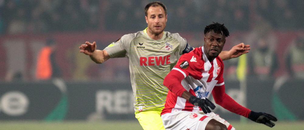 Matthias Lehmann (l.) und der 1. FC Köln fliegen gegen Richmond Boakye und Roter Stern Belgrad aus dem Wettbewerb.