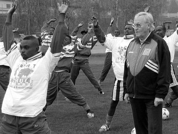 Rudi Gutendorf trainierte 1999 auch die Nationalmannschaft von Ruanda.