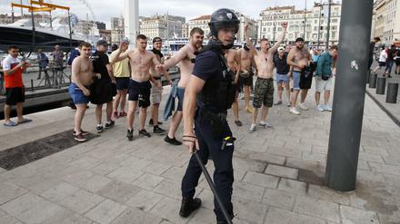 Ein Polizist und russische Fußballfans in Marseille 2016. 