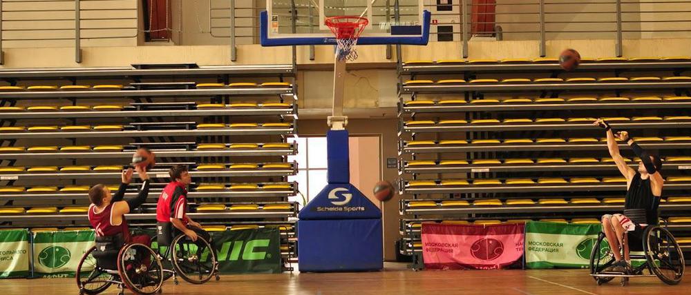 Sportler vom russischen Rollstuhlbasketballclub „Falcon“ beim Training.