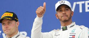 Daumen hoch. Sieger Lewis Hamilton (r.) gewinnt in Sotschi vor allem dank Valtteri Bottas' Unterstützung.