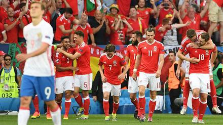 Jubel in Rot. Für Wales geht das EM-Turnier weiter.