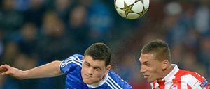 Grieche gegen Griechen. Schalkes Kyriakos Papadopoulos im Duell mit Jose Holebas.
