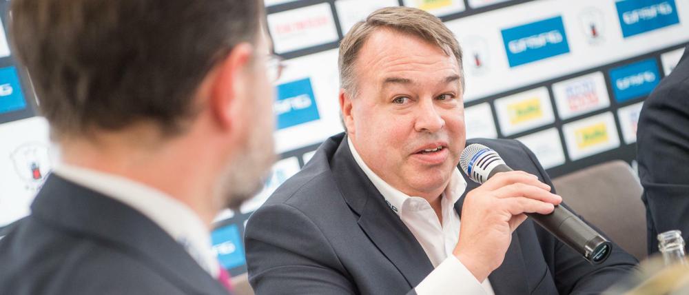 Hat jetzt das Sagen. Stéphane Richer, Sportdirektor der Eisbären Berlin, ist nun auch als Trainer in der Verantwortung.