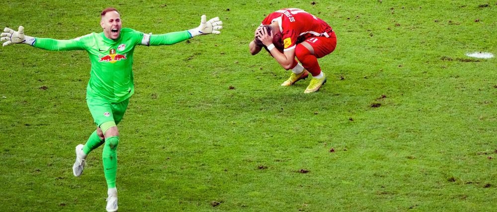 Leipzigs Torhüter Péter Gulásci jubelt, nachdem Freiburgs Ermedin Demirovic seinen Elfmeter verschossen hatte.