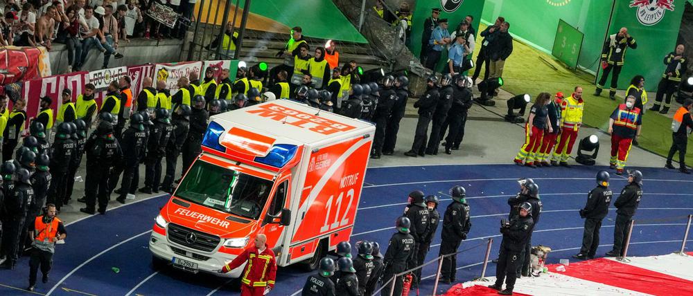 Schockmoment. Ein Krankenwagen fährt in das Stadion, um eine Person im Innenraum zu versorgen.