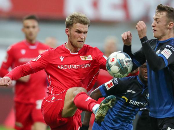 Hart umkämpft. Unions Sebastian Andersson im Zweikampf mit Paderborns Sebastian Schonlau.