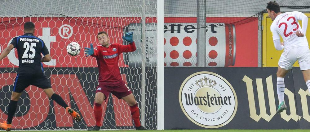 Drin das Ding. Paderborns Torwart Leopold Zingerle und Mohamed Dräger (l.) können das Kieler Tor zum 3:3 durch Janni Luca Serra nicht verhindern.
