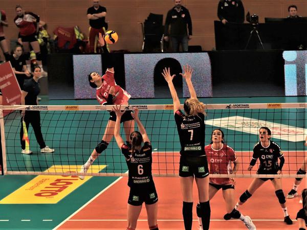 Alles auf Angriff: Die Potsdamer Volleyballerinnen (rote Trikots) wollen sich dauerhaft in der Spitze etablieren.